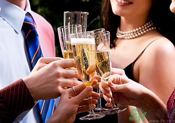 喝酒臉發(fā)白的人酒量好嗎？喝酒臉發(fā)白好不好？