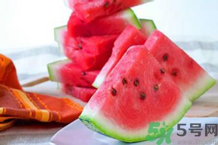 西瓜為什么不能挖著吃？西瓜用勺子挖著吃有什么危害？