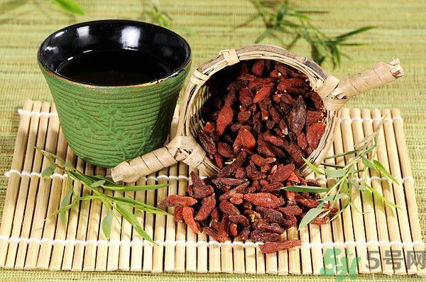 泡枸杞要用開水嗎？泡枸杞的水越熱越好嗎？