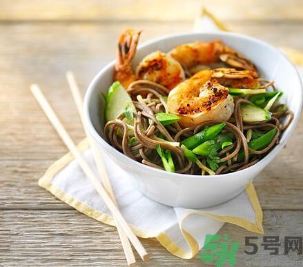 生菜可以和蝦一起吃嗎？生菜和蝦一起吃可以嗎？