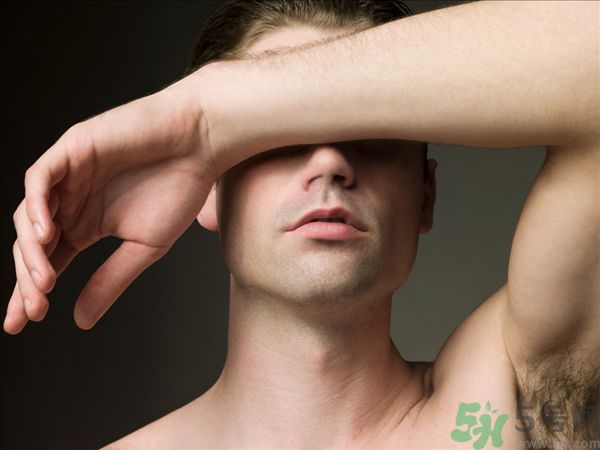 腋窩出汗是狐臭嗎？狐臭味大怎么辦？