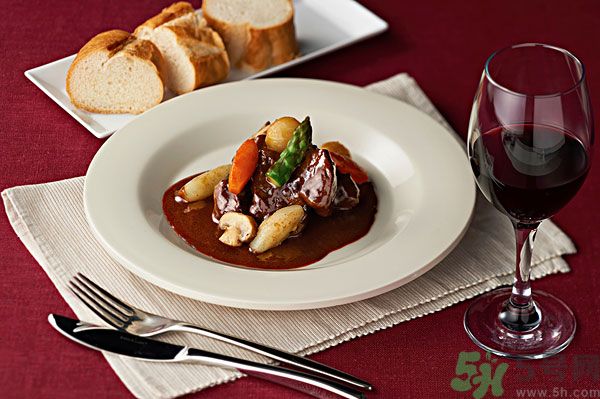 女生喝紅酒有什么好處？女生喝紅酒好嗎？