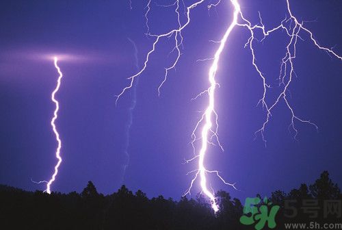 閃電打雷可以洗澡嗎?打雷洗澡會不會被擊 閃電打雷可以洗澡嗎?打雷洗澡會不會被擊