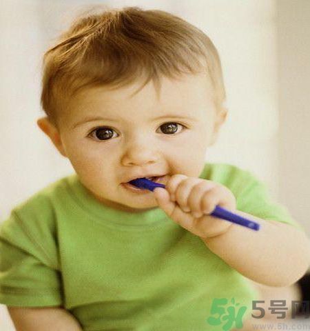 寶寶可以吃零食嗎？寶寶適合吃什么零食？