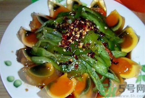皮蛋可以和辣椒一起吃嗎?皮蛋能和辣椒同吃嗎? 皮蛋可以和辣椒一起吃嗎?皮蛋能和辣椒同吃嗎?