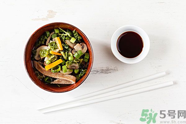 涼拌生菜放生抽還是老抽？涼拌菜放什么醬油好？