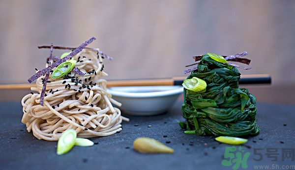 涼拌生菜放生抽還是老抽？涼拌菜放什么醬油好？