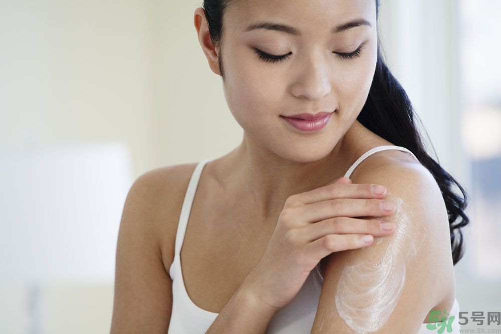 胳膊曬黑了多久能恢復(fù)？胳膊曬黑了怎么白回來(lái)？