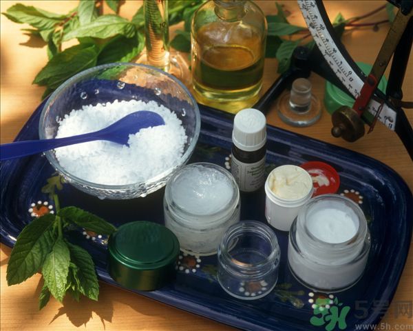 去年沒(méi)用完的防曬霜今年還能用嗎？擦護(hù)膚品直接用手取好嗎？