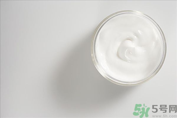 去年沒(méi)用完的防曬霜今年還能用嗎？擦護(hù)膚品直接用手取好嗎？