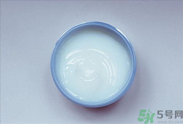 去年沒(méi)用完的防曬霜今年還能用嗎？擦護(hù)膚品直接用手取好嗎？