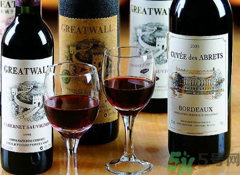 吃龍蝦可以喝紅酒嗎?龍蝦能和紅酒一起吃嗎? 吃龍蝦可以喝紅酒嗎?龍蝦能和紅酒一起吃嗎?