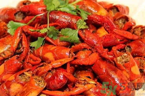 吃龍蝦可以喝白酒嗎?龍蝦能和白酒一起吃嗎? 吃龍蝦可以喝白酒嗎?龍蝦能和白酒一起吃嗎?