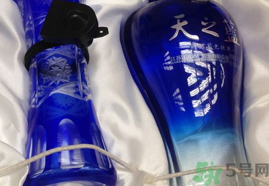 吃龍蝦可以喝白酒嗎?龍蝦能和白酒一起吃嗎? 吃龍蝦可以喝白酒嗎?龍蝦能和白酒一起吃嗎?