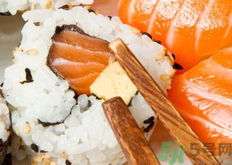 三文魚(yú)可以和山藥一起吃嗎?三文魚(yú)能和山藥同吃嗎?