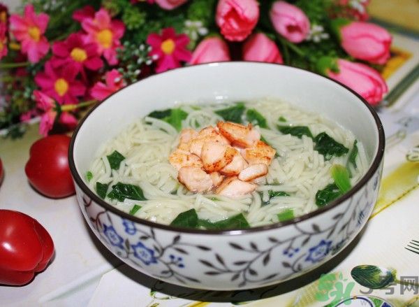 三文魚(yú)可以和菠菜尤其一起吃嗎?三文魚(yú)能和菠菜同吃嗎?