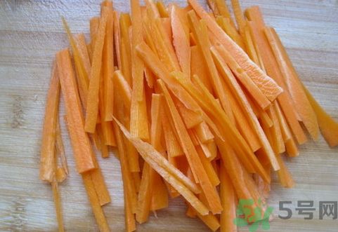 三文魚可以和胡蘿卜一起吃嗎? 三文魚可以和胡蘿卜一起吃嗎?