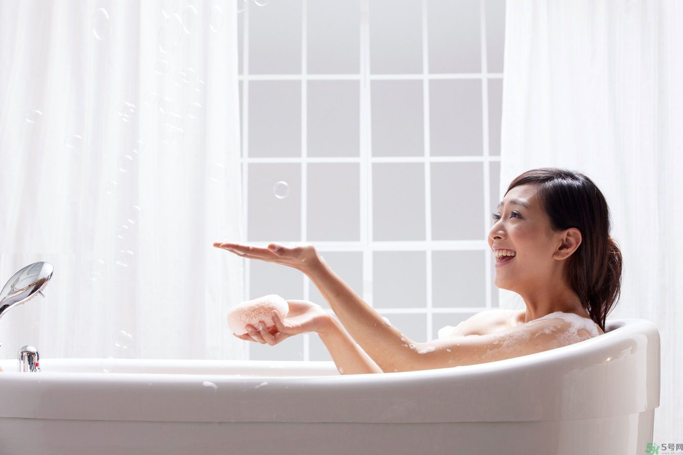 洗澡用沐浴露好還是香皂好？洗澡用什么洗的干凈？