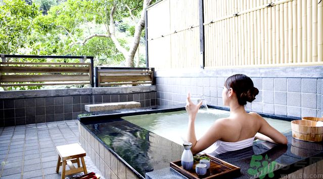 洗澡用沐浴露好還是香皂好？洗澡用什么洗的干凈？