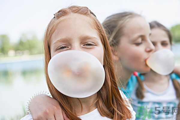 誤吞口香糖怎么辦呢？口香糖吃肚子里了怎么辦？