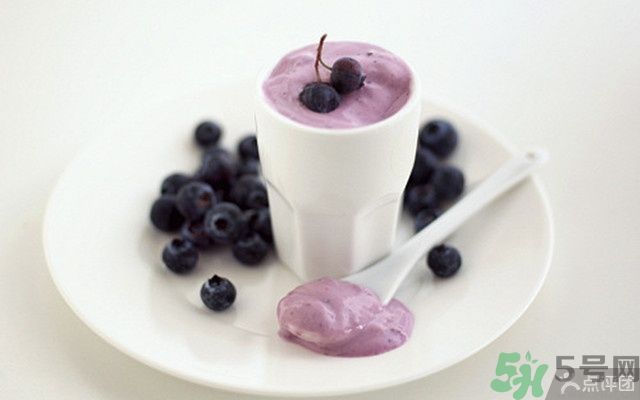 藍(lán)莓和酸奶能一起吃嗎?藍(lán)莓和酸奶一起吃有什么好處 藍(lán)莓和酸奶能一起吃嗎?藍(lán)莓和酸奶一起吃有什么好處