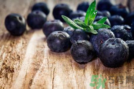 衣服上面染上了藍(lán)莓汁怎么辦？藍(lán)莓漬怎么清洗？