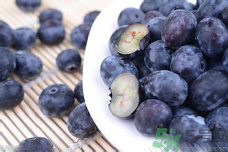 衣服上面染上了藍(lán)莓汁怎么辦？藍(lán)莓漬怎么清洗？