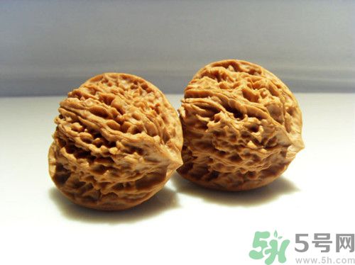 核桃沒(méi)長(zhǎng)熟可以吃嗎?核桃沒(méi)熟有毒嗎 核桃沒(méi)長(zhǎng)熟可以吃嗎?核桃沒(méi)熟有毒嗎