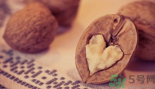 吃核桃會(huì)變聰明嗎?為什么吃核桃會(huì)變聰明 吃核桃會(huì)變聰明嗎?為什么吃核桃會(huì)變聰明