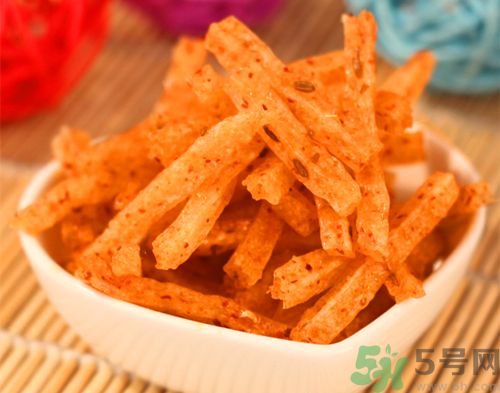 一對(duì)姐弟乳房過(guò)大,因?yàn)槠綍r(shí)愛(ài)吃辣條