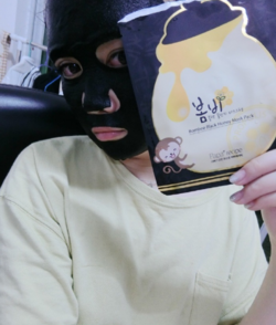 春雨黑面膜掉色是假的嗎？春雨黑盧卡面膜精華液顏色