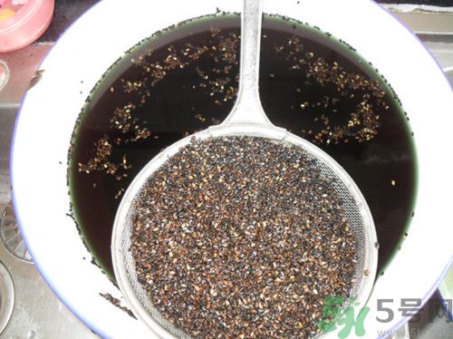 黑芝麻會(huì)掉色嗎?黑芝麻掉色正常嗎 黑芝麻會(huì)掉色嗎?黑芝麻掉色正常嗎