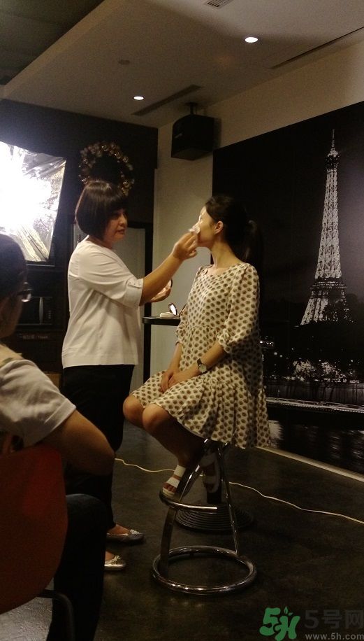 巴黎歐萊雅奇煥光采水光空氣輕墊腮紅使用方法 保質(zhì)期多久 巴黎歐萊雅奇煥光采水光空氣輕墊腮紅使用方法 保質(zhì)期多久