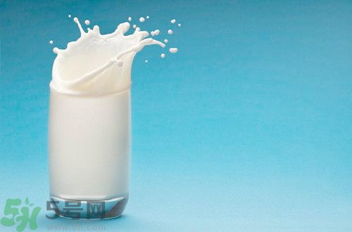 吃方便面可以喝牛奶嗎?吃方面便喝牛奶拉肚子 吃方便面可以喝牛奶嗎?吃方面便喝牛奶拉肚子