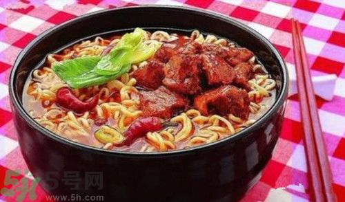 吃方便面可以喝牛奶嗎?吃方面便喝牛奶拉肚子 吃方便面可以喝牛奶嗎?吃方面便喝牛奶拉肚子