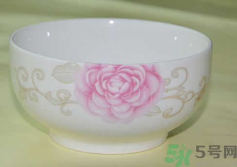 微波爐里可以放瓷碗嗎?微波爐里能放瓷碗加熱嗎? 微波爐里可以放瓷碗嗎?微波爐里能放瓷碗加熱嗎?