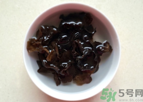 木耳泡了兩天還能吃嗎?木耳泡多長時(shí)間最好