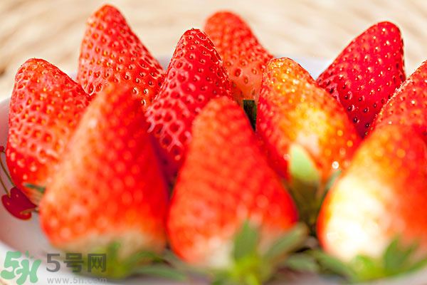 草莓污漬怎么去掉？草莓汁弄到衣服上怎么洗？