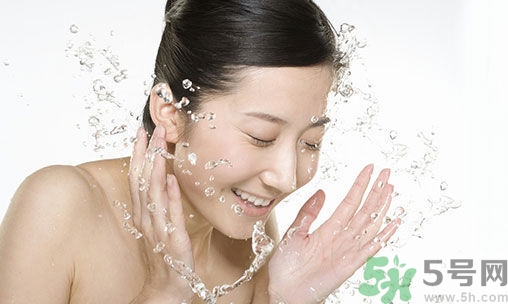 夏天用冷水洗臉好嗎？夏天用什么水洗臉比較好？