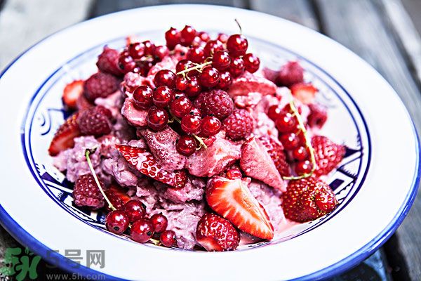 草莓和什么榨汁好喝？草莓榨汁搭配什么好？