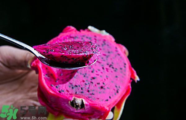 火龍果外面發(fā)霉了里面還能吃么？火龍果外皮爛了還能吃嗎？