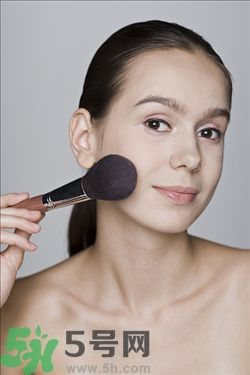 夏天臉油怎么辦？臉油怎么補(bǔ)妝？