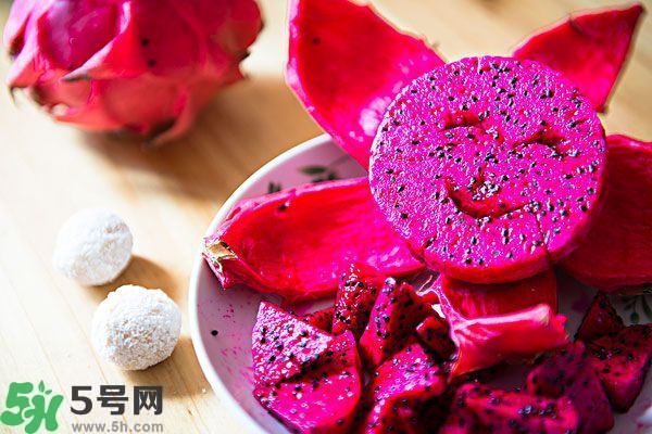 火龍果外面發(fā)霉了里面還能吃么？火龍果外皮爛了還能吃嗎？