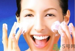 夏天用冷水洗臉好嗎？夏天用什么水洗臉比較好？