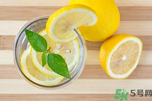 檸檬水能隔夜喝嗎？檸檬水的功效與作用