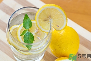 檸檬水能隔夜喝嗎？檸檬水的功效與作用