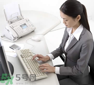 整天對著電腦，怎么減少對皮膚的傷害？