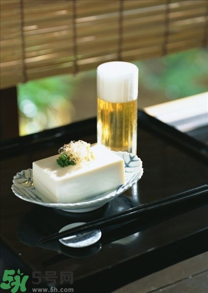 吃豆腐能喝啤酒嗎？喝酒吃豆腐能解酒嗎？
