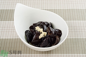 木耳能用開水泡嗎？泡木耳用熱水還是涼水好？