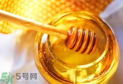 蜂蜜涂臉有什么好處?蜂蜜涂臉多長(zhǎng)時(shí)間洗 蜂蜜涂臉有什么好處?蜂蜜涂臉多長(zhǎng)時(shí)間洗